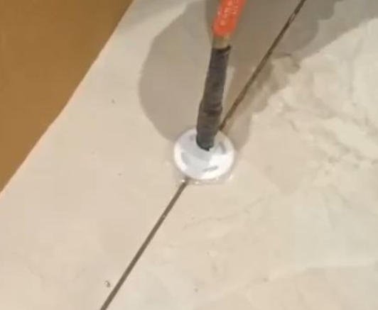 普洱市瓷砖空鼓维修公司专业解答瓷砖在铺贴过程中，如果没有涂抹均匀到位的粘结材料（如水泥砂浆或瓷砖胶），可能会导致以下问题