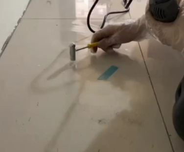 普洱市瓷砖开裂维修公司专业分享瓷砖在铺贴前如果没有沥干水分，将会导致以下问题